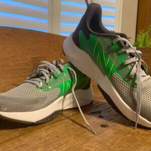 Brand NEW New Balance Sneakers Size 6- never worn!